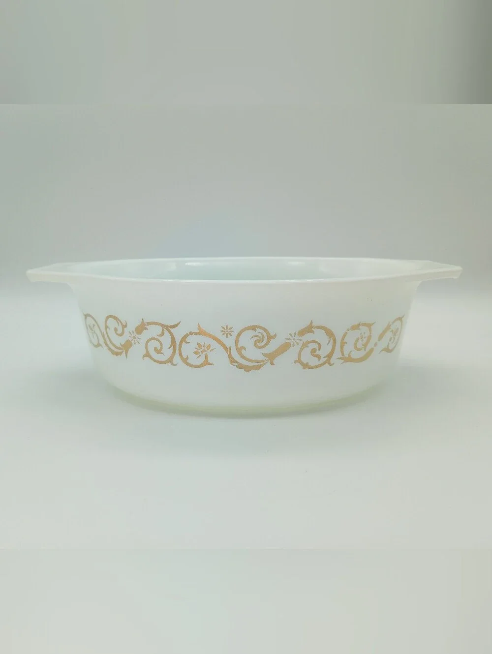 Pyrex 1.5 quart casserole dish in Empire Scroll/Golden Scroll & Golden Garland